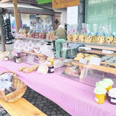 Landfrauengruppe Saanenland: Wir machen mit am Tag der guten Tat - Der Marktstand vor der UBS in Gstaad. FOTO: ZVG