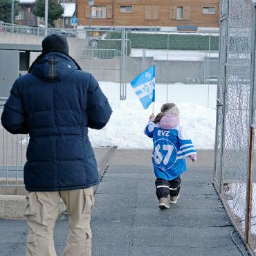 Kampfgeist auf Kufen: die Women’s Hockey Winter Classic - Der Andrang war gross: Von Jung bis Alt verfolgten viele Fans das Spiel am Spielfeldrand.