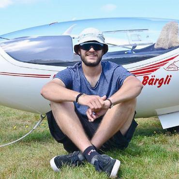 Der Segelflug-Schweizermeister kommt aus Zweisimmen! - Yves Müller vor dem Siegerflugzeug, das den Namen der Familienalp trägt.