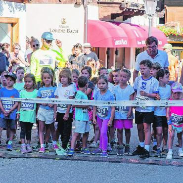 115 junge Athlet:innen am diesjährigen Kidsrun - Die jungen Athlet:innen stehen beim Start bereit…