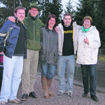 Alles für die Jugend - Ein Foto aus den Anfängen der Jugendarbeit: die nichtständige Baukommission «Jugendzentrum Oeyetli» vom 12. September 2005 (von links) mit dem damaligen Gemeindesekretär Daniel Bühler, dem ersten Jugendarbeiter Jürgen Lorani, Rosa Reiter, dem Vizepräsidenten der Juga, David Schmid, und der damaligen Gemeinderätin Brigitte Zahnd. FOTO: DANIEL BÜHLER