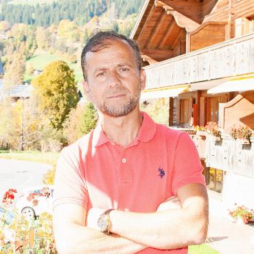 Die Liebe führte ihn ins Saanenland - Wohnen, wo andere Ferien machen: der Nordmazedonier schätzt die Sicherheit im Saanenland.