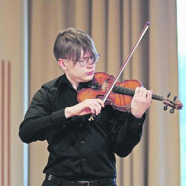 Der gemeinsame Weg zum Geigenwettbewerb - Bohdan Lutz, der Gewinner der letzten Alberto Lysy International Violin Competition. Die Organisation des Wettbewerbs wird fortan in den Händen zweier Vereine liegen. FOTO: ASSOCIATION RENCONTRES MUSICALES CAMERATA LYSY