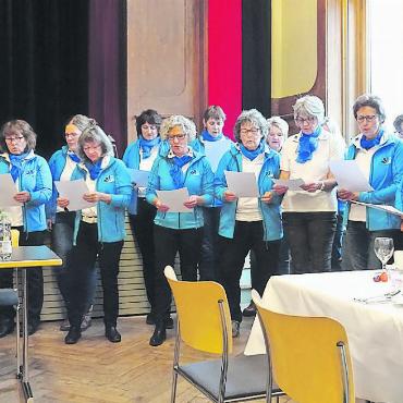 Beste Kuh im Stall: die Brockenstube - Die Versammlung wird jeweils mit dem Frauenvereinslied aus der Feder von Ruth Domke eröffnet. Diesmal stellten sich die Vorstandsfrauen zusammen, um die Anwesenden beim Gesang besser unterstützen zu können.