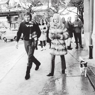 «Frühmorgens gings los auf Promijagd, den ganzen Tag war ich auf der Pirsch» - Brigitte Bardot (mit Hündchen) und Gunter Sachs (links) waren von 1966 bis 1969 ein Paar und häufig gemeinsam in Gstaad unterwegs.