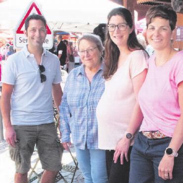 Rares an der Brocante & Markt in Saanen - Das Organisationskomitee des Gewerbevereins Saanen Aktiv (v.l.): Niclas Baumer, Léonie Müller, Marina Schopfer und Eveline Mösching.