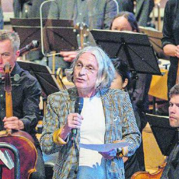 Bach monumental rekonstruiert - Bruno Bader reflektiert einleitend über den Begriff der Demut.
