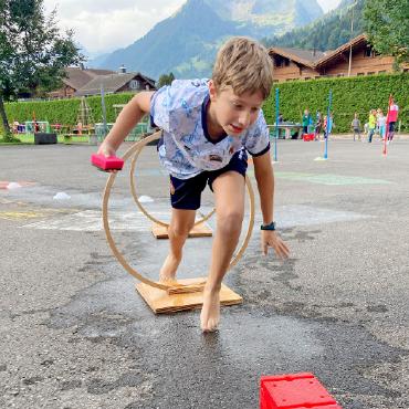 Sport, Spiel und Spass in der Schule Rütti - Volle Konzentration beim Wassertransport.