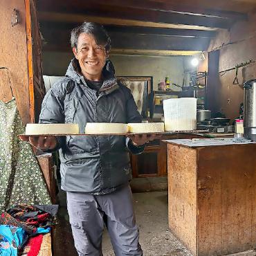 Nepalesen käsen – jetzt in Nepal - Stolz präsentiert Dawa Norbu die ersten in Samagaun hergestellten Yakmilch-Mutschli.