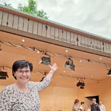 Saaner-Proms-Musikpavillon «Markus S. Bach» eingeweiht - Gemeindepräsidentin Petra Schläppi dankte Markus S. Bach für sein enormes Kultur- und Musikvermächtnis und übergab im Herzen von Saanen den Musikpavillon als Anerkennung für sein Wirken schweizweit und über die Grenzen hinaus.