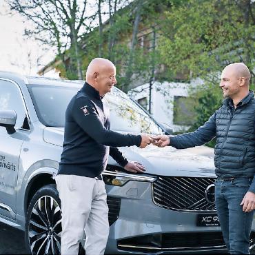 Volvo Cars Thun und Golfclub Gstaad-Saanenland gehen «zäme vorwärts» - V.l. Patrik Leuenberger, Club Manager Golfclub Gstaad-Saanenland, und Thomas Kaufmann, Inhaber und Geschäftsführer Volvo Cars Thun. FOTO: ZVG
