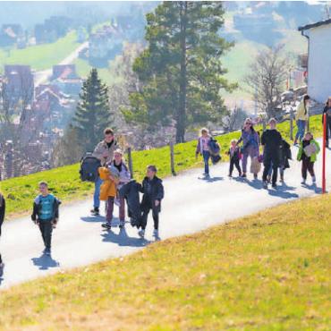 Eine ungewöhnliche Aktion im Geiste Yehudi Menuhins - In Sicherheit, aber weit weg von ihrem Daheim: Geflüchtete Pflegefamilien bei der Ankunft in Rehetobel.
