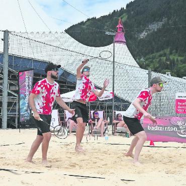 AirBadminton: Titelkämpfe unter freiem Gstaader Himmel - Nicola Schneiter (links) war mit seinem Triple-Team «CH-uss» dabei und kämpfte sich in die Finalrunde. FOTOS: JENNY STERCHI