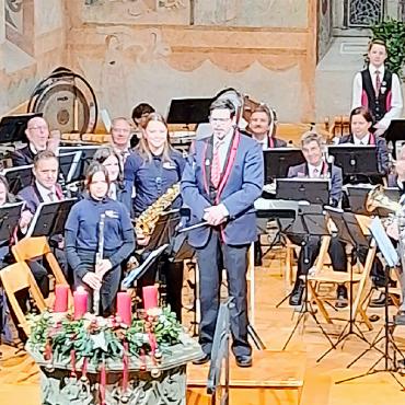 Klangvolle Einstimmung auf die Adventszeit - Die Junior Band, geleitet von Urs Oehrli, wurde für ihr Spiel mit frenetischem Applaus belohnt. FOTOS: UELI MÜLLER