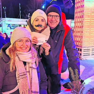«Und... Action!» – «SRF bi de Lüt» sendete live aus Gstaad - Am Vorabend durften sie die Stars der Show spielen. Die Statist:innen der Proben zeigen sich sichtlich glücklich – sogar mit Mike-von-Grünigen-Papierschnurrbart.