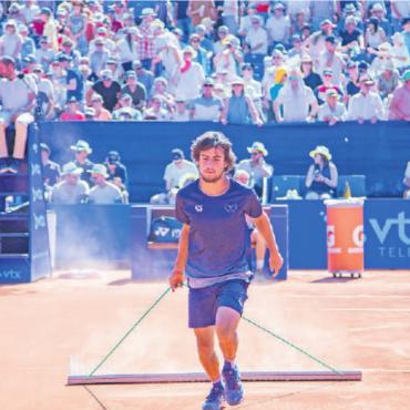 Einsatz, Ehrgeiz, Emotionen: EFG Swiss Open Gstaad 2022 - Innert kürzester Zeit muss der Platz in der Pause wieder sauber aussehen. Tempo ist angesagt.