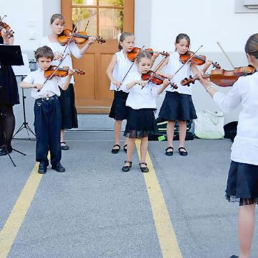 Bühne frei für einheimische junge Musiktalente und Namensgebung zu Ehren von Markus S. Bach - Bei den Proms erhalten die einheimischen jungen Musiktalente eine Bühne. FOTOS: ZVG