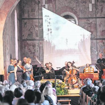 Reise nach Venedig - Anastasia Kobekina und das Kammerorchester Basel beim Konzert zum Thema Venedig mit visuellen Eindrücken auf der Leinwand.