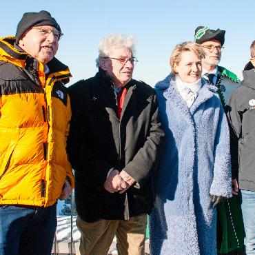 «Schöner als je zuvor!» - Freuen sich über den gelungenen Wiederaufbau: v.l. Marcel Bach, VR-Präsident Glacier 3000 AG, Mario Botta, Architekt, Isabelle Moret, Staatsrätin des Kantons Waadt, ein Waadtländer Kantonsweibel und Bernhard Tschannen, Geschäftsführer Glacier 3000 AG. FOTOS: KEREM MAURER