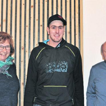 René Burri und Rolf von Grünigen in Vorstand gewählt - René Burri (Bildmitte) wurde als Materialchef neu in den Vorstand gewählt. Brigitte und Hans-Jörg Zahnd wurden für 25 Jahre Skiclub Schönried geehrt. FOTOS: ZVG