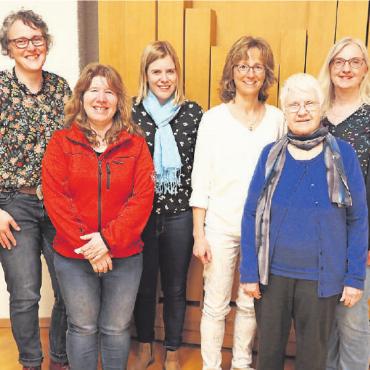 29 Sprachaufenthalte in der Westschweiz und zwei im Tessin - Der Vorstand mit Stellenvermittlerin Lisa Zeller (Dritte von links): v.l. Sekretärin Denise Minnig aus Oberwil, Kassierin Andrea Jorns aus Iseltwald, Präsidentin Veronika Maurer aus Spiez sowie die beiden Beisitzerinnen Madlen Leuenberger aus Thun und Kerstin Kopp aus Zweisimmen. FOTO: ZVG