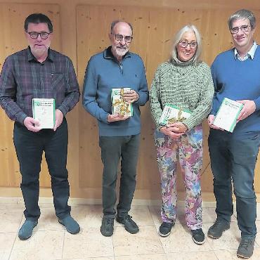 Neuauflage des Buchs «Simmentaler Wortschatz» herausgegeben - Von links: Albin Buchs, Peter Bratschi, Veronika Brechtbühl-Grünenwald und Fabian Kopp mit der neuen Auflage des «Simmentaler Wortschatzes». FOTO: ZVG