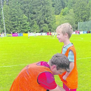 Gemütliches Ausklingen der vergangenen Saison - Die kleinen Junioren werden von den grossen Spielern fürsorglich betreut.
