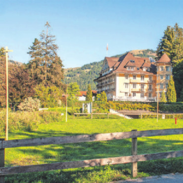 Le Grand Bellevue plant einen Padelplatz - Die Bauprofile für den geplanten Padelplatz stehen, die Einsprachefrist läuft noch bis am 6. Oktober 2022. FOTO: KEREM MAURER