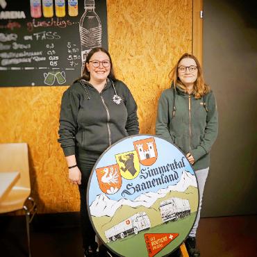 Neuer Präsident für Les Routiers Suisses, Sektion Simmental-Saanenland - Die Lehrabschlussgängerinnen Vanessa Sumi (links) und Andrea Steffen.