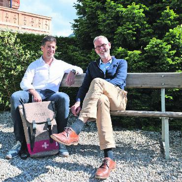 Gemeinsam zur Tourismusstrategie - Tourismusdirektor Flurin Riedi (links) und GST-Vizepräsident Richard Müller freuen sich schon auf die Inputs für die neue Tourismusstrategie 2025–2029. Sie soll für alle Beteiligten stimmen, daher dürfen auch alle Beteiligten mitwirken. FOTO: SONJA WOLF