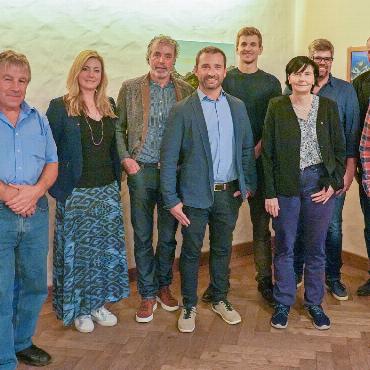 Saaner Gemeinderat: erste Gemeindepräsidentin und drei neue Gesichter - Dies sind die neuen Mitglieder des Saaner Gemeinderates für die Legislatur 2025 bis 2029: (v.l.) Klaus Romang, Patricia Matti, Sigbert Feller, Nathanael Perreten, Elio von Grünigen, Gemeindepräsidentin Petra Schläppi, Martin Hefti, Philippe Marmet und David Schmid. FOTOS: JOCELYNE PAGE