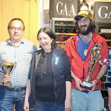 «Schneeschlüderi» gewinnen Schönrieder Club- und Gewerbeturnier - Die anwesenden Gewinner der Wanderpokale (v.l.) Toni von Grünigen (Ranglistenmitte), Martin Inauen (Jassen), Jacqueline von Grünigen (Ranglistenmitte) Erich von Grünigen (1. Rang), Didier Keller (1.Rang).