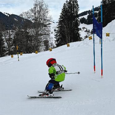 Gutes Wetter und prefekt präparierte Pisten am Grunder Clubrennen - Jannis Reuteler (Jahrgang 2021) im Schuss. FOTOS: ZVG