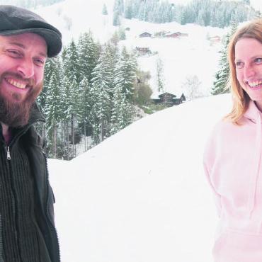 «Ich würde nie ‹füdliblutt› auf einer Bühne stehen!» - Theo Reichenbach und Joelle Matti vor der verschneiten Freilichtbühne. FOTOS: KEREM MAURER