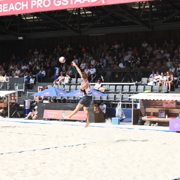 Brasilianer bezwingen Krattiger/Breer - Florian Breer beim Service: Er und sein Teampartner Marco Krattiger zeigten ein tolles Spiel, auch wenn es am Ende nicht zum Weiterkommen gereicht hat. (Foto: AvS)
