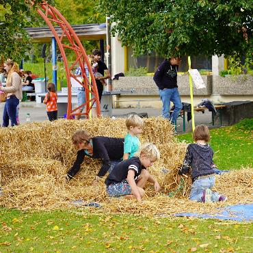 Spiel, Spannung und Wetterglück am Herbstfest - Der Strohhaufen gehört mittlerweile bereits fest zum Herbstfest und durfte auch dieses Jahr nicht fehlen.