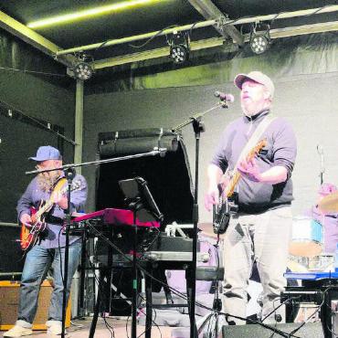 Das erste Schönrieder Dorffest war ein Volltreffer - Die «Zia Lisa Band» (unten) und «Copyplay» (oben) brachten Stimmung an das abendliche Fest.