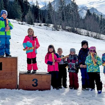 Sonne, Schneesport und Spannung: das Jugend- und Clubrennen des Skiclubs Gsteig-Feutersoey - Chocolat-Junioren – keiner zu klein, um Skirennfahrer zu sein.