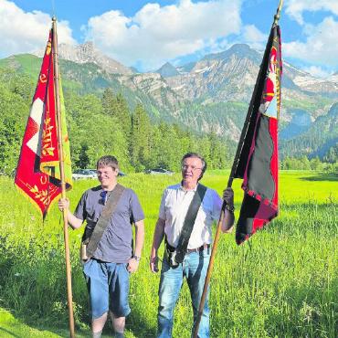Rund 40 Schützinnen und Schützen am Gemeindeschiessen - Die beiden Fahnenträger: Simon Mösching (1. Rang) und Markus Oehrli (2. Rang).