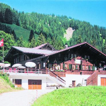 Ein aus der Zeit gefallenes Massenlager im Luftschutzraum - …und so präsentiert sich das Restaurant Waldmatte auf einer aktuellen Ansichtskarte. FOTOS: ZVG
