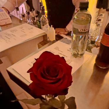 Es knallte auch noch nach dem Feuerwerk - Eine Freude für alle Damen des Abends: eine rote Rose.