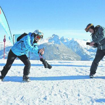 Für weniger Schneesportunfälle auf der Piste unterwegs - Viel Bewegung verspricht das Augmented-Reality-Game der Suva, das zum Aufwärmen gedacht ist. Bei diesem muss man auf seinem Handy Wendy Holdener aus den Fängen von Zwergen befreien. Die wirkliche Umgebung wird dabei mit dem Spiel auf dem Handydisplay verknüpft.