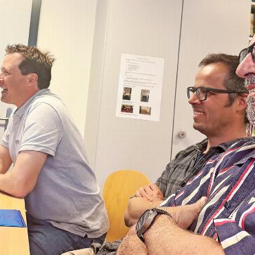 Verein Chinderhuus Ebnit: Fortschritte und Zukunftspläne - Gelöste Stimmung bei der diesjährigen Generalversammlung: v.l. Institutionsleiter Patric Bill, Vorstandsmitglied Clewi Haldi und Präsident Christian Gafner. FOTO: CLAUDIA HEINE