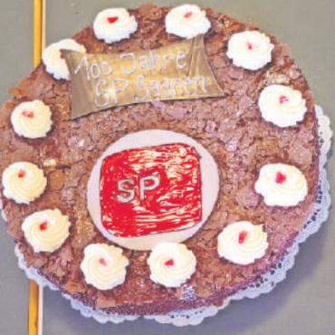 100 Jahre durchgehalten - SP-Präsident Martin Hefti liess extra eine Torte backen. FOTO: ZVG