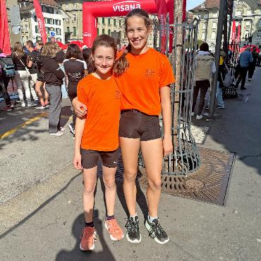 Zwei schnelle Saanerinnen auf dem Bundesplatz - Nora Huwiler (links) und Leonie Steffen auf dem Bundesplatz in Bern.