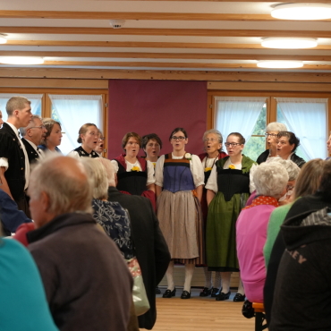 «Glänzt wie früsch!» – Altersheim Sunnebühl feiert Jubiläum und Sanierung - Das Chörli Lauenen erfreute das Publikum unter anderem mit dem Lied «Us Freud» von Walter Hofer. Fotos: Jonathan Schopfer