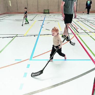 Alle in Bewegung an den BeMo 2025 - Der Unihockeyschläger ist grösser als sie selbst? Kein Problem für diese unbeirrte Spielerin mit Nuggi.