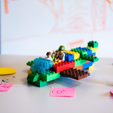 Starke Botschaften und ein bisschen Entertainment - Ein Flugzeug,  konstruiert aus  Legosteinen, verbraucht zwar keinen Treibstoff, symbolisiert für die Kinder und  Jugendlichen aber eine Quelle enormen  CO2-Ausstosses.