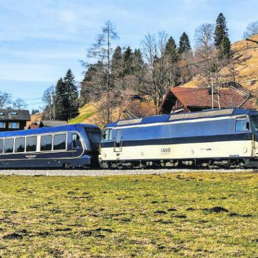 Der Goldenpass Express erfüllt die Vorgaben des Behindertengleichstellungsgesetzes - Der GoldenPass Express fährt zwischen Montreux und Interlaken. FOTO: BALLAST ET COMPAGNIES