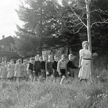 Verdingt, verachtet, vergessen: Dank ZEDER soll so etwas nie mehr geschehen - Rotkreuz-Heim Gstaad, ungefähr um 1948. (Foto: FN Hesse 229_15)
